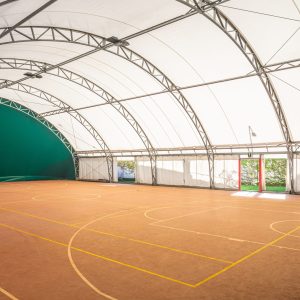 Campo da basket al coperto utilizzato da tutti gli studenti, specialmente quelli che studiano alla Scuola di Primo Grado con potenziamento sportivo e il Liceo Scientifico Sportivo