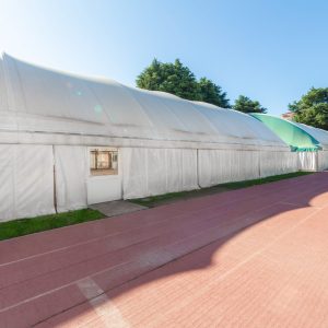 Visuale esterna dei campi da calcio e basket coperti