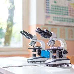 Microscopi situati nel laboratorio d'istituto a disposizione degli studenti per lo studio