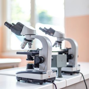 Microscopi situati nel laboratorio d'istituto a disposizione degli studenti per lo studio