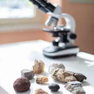 Microscopio e collezione di minerali presenti nel laboratorio d'istituto