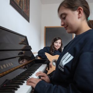 Studentessa suona il pianoforte